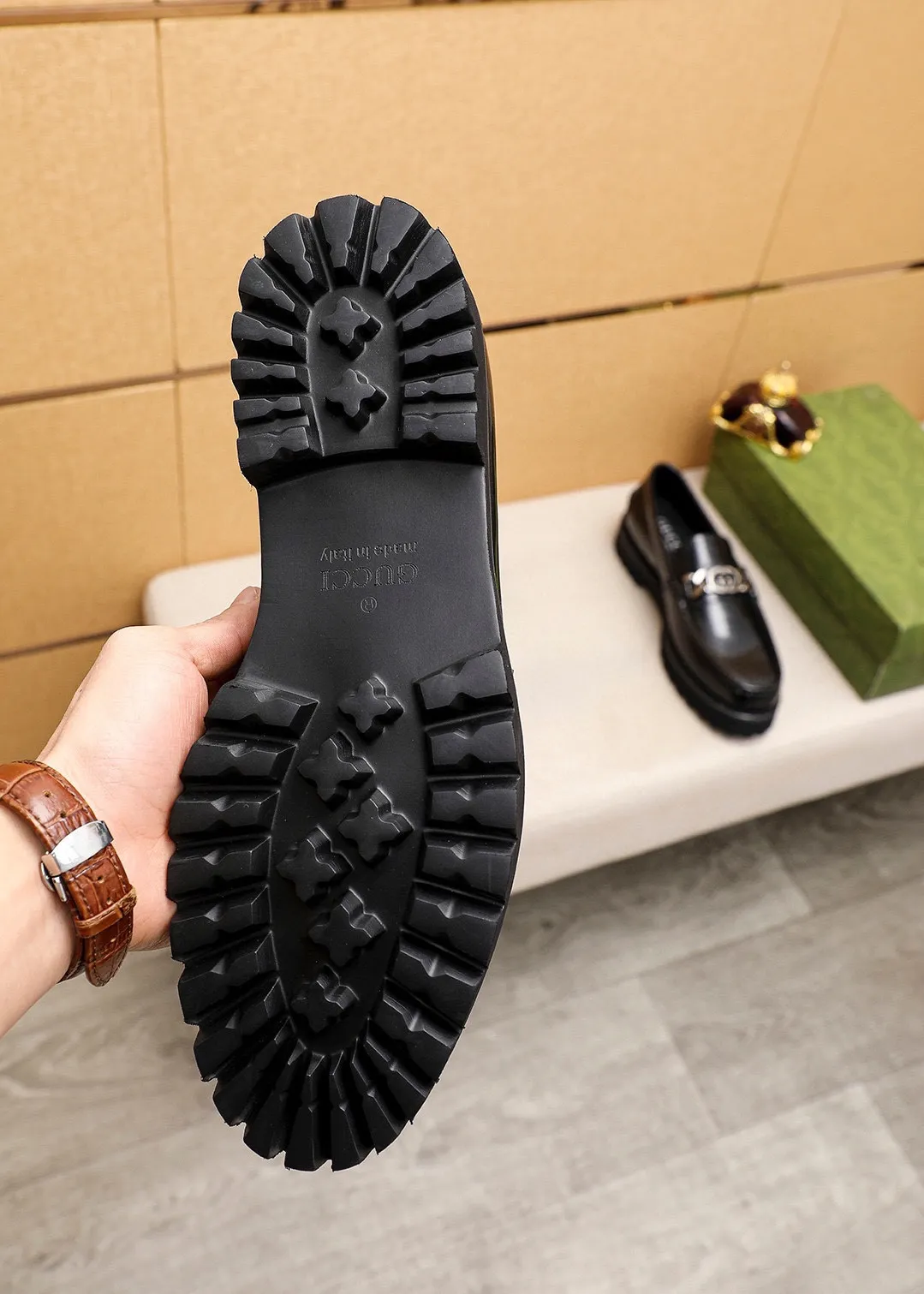 Men's shoes 💰460 💐 Product trademark: GUCCI "Gucci" casual leather shoes Regular size: 39-44 (38.45🉑️customized) Product materials: Selected imported first-layer open-edge beaded cowhide upper + luxury hardware buckle, imported water-dyed cowhide leather lining. Strong three-dimensional visual effect, foam outsole Color: 2⃣️colors available